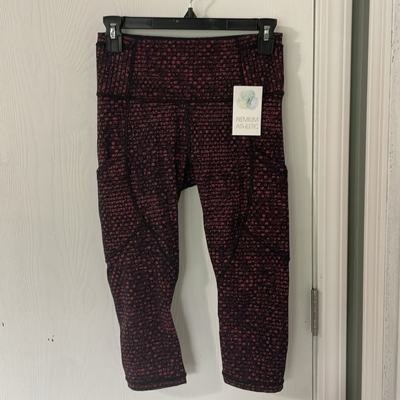 Lululemon Outrun 17" Crop Like New Leggings in the Plum / Black Pattern Size 6 - Picture 8 of 8